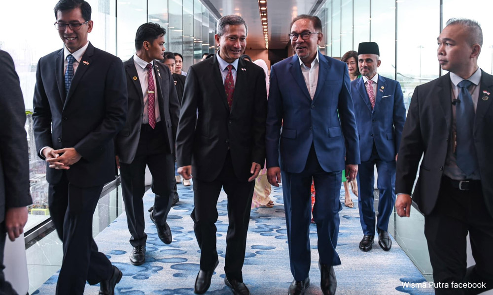 Anwar arrives in S'pore for official visit