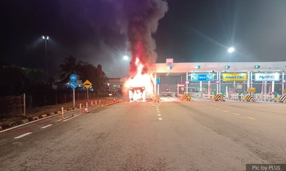 Bas persiaran terbakar, 44 pelancong dan pemandu nyaris rentung