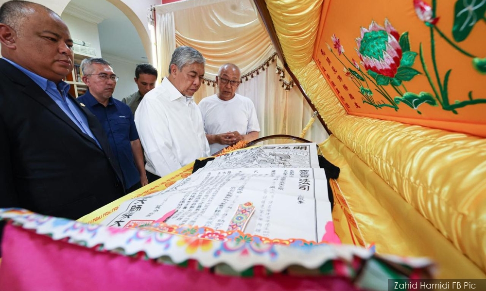 Zahid beri penghormatan terakhir kepada ibu angkat