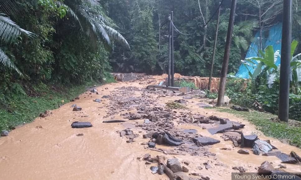 Mud floods strike Bukit Tinggi, Janda Baik