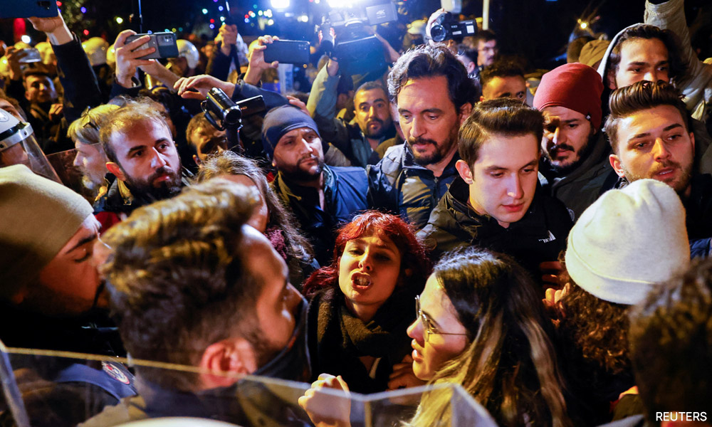 Police fire pepper spray after Women's Day protest in Istanbul