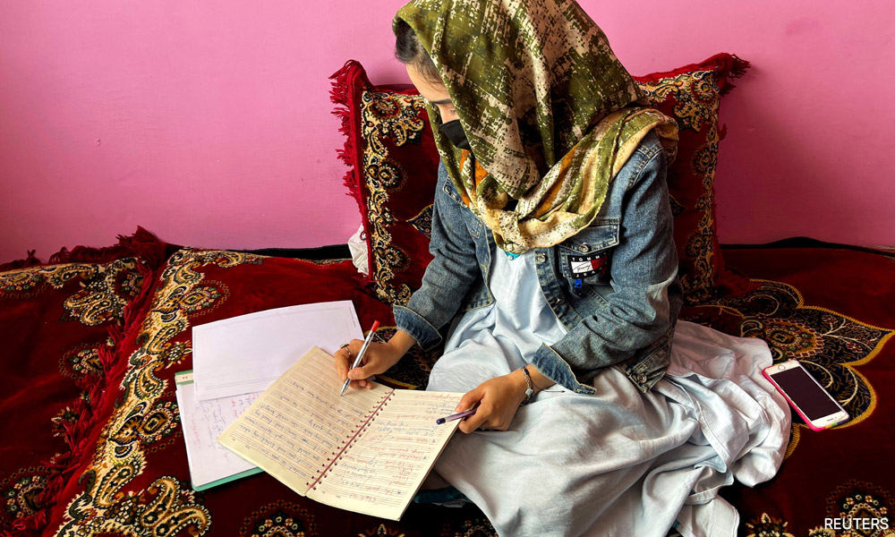 Afghan Girls Struggle With Poor Internet As They Turn To Online Classes afghan-girls-struggle-with-poor-internet-as-they-turn-to-online-classes