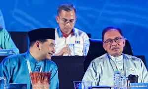 Anwar enggan layan isu Rafizi cabar 'dipecat dari PKR'