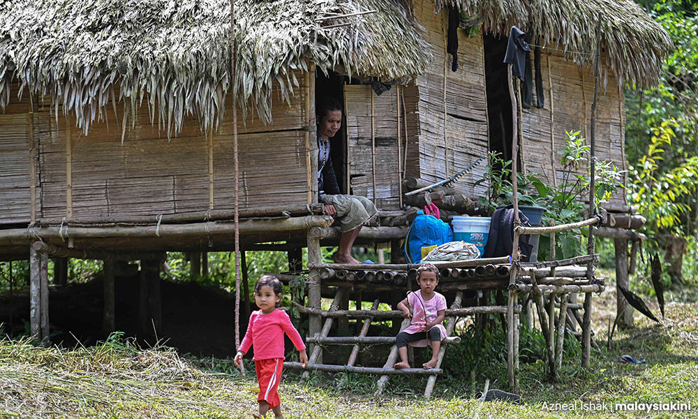 Kanak-kanak di rumah ketika hari persekolahan di Kampung Sudak.