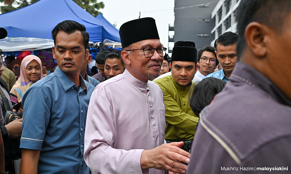 PM buat lawatan mengejut, tinjau bazar Ramadan