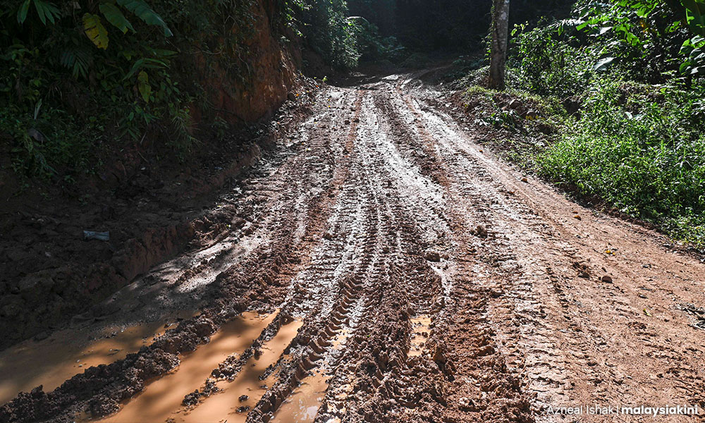 Jalan ke Kampung Sudak.