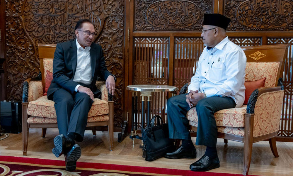 Kelantan MB meets PM 3 weeks after state reps push for oil royalties