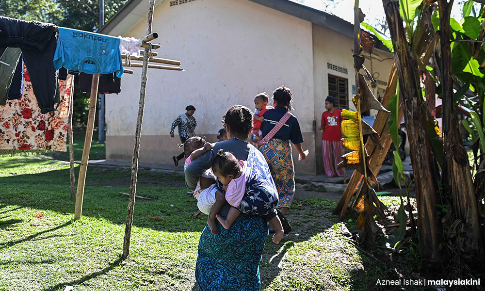 皮亚村里的母亲用布斜背着小孩。