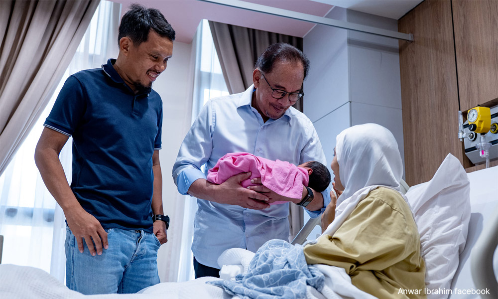 Anwar timang cucu ke-13