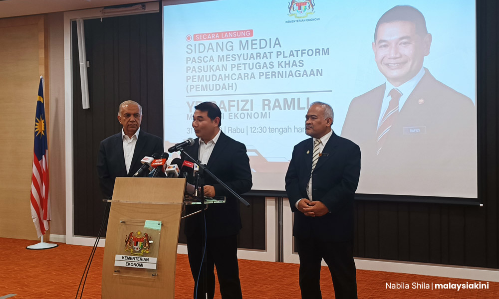 Rafizi: Ringgit depreciation due to uncertain global economy