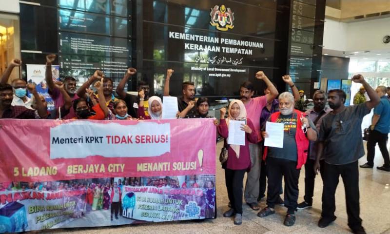 Pekerja ladang protes di KPKT, gesa jawapan tentang projek perumahan