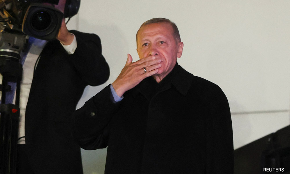 Turkey faces election runoff, Erdogan seen with momentum