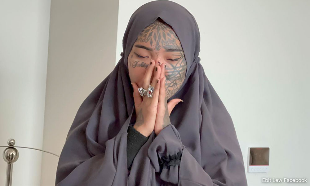 Ada apa dengan Ebit santuni Mondy?