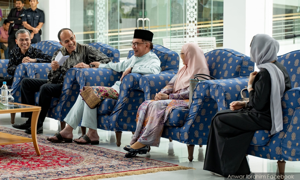 Anwar, Syed Mokhtar flaunt ‘brotherhood’ in joint appearance