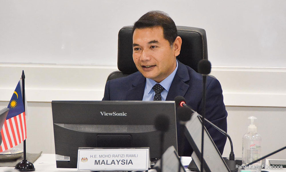 Rafizi resumes work today but criticism mounts