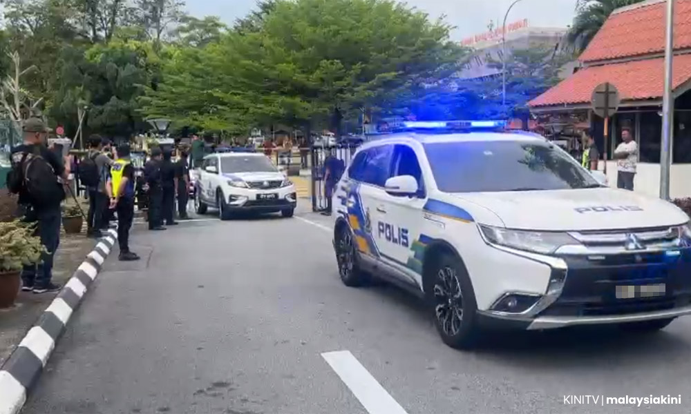 Sanusi tiba di mahkamah bagi berdepan tuduhan