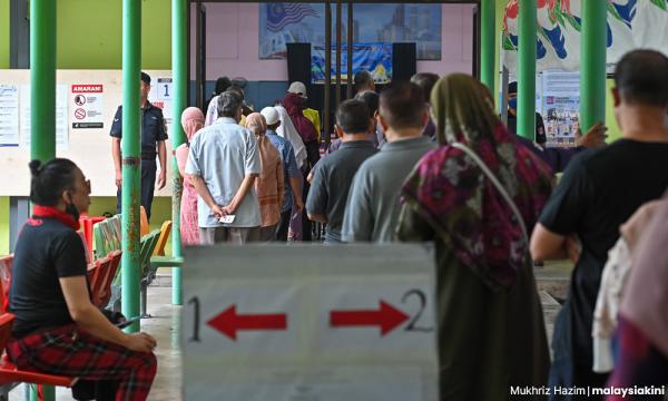 ULASAN | Hidup di bandar, undi di kampung