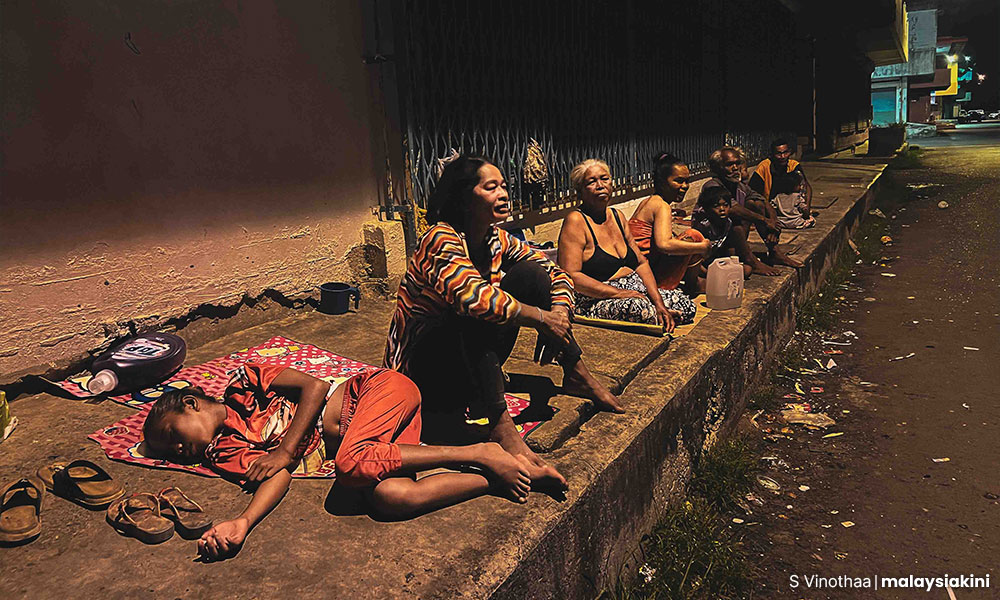 Golongan tiada kerakyatan tidur di jalanan di pekan Lahad Datu.
