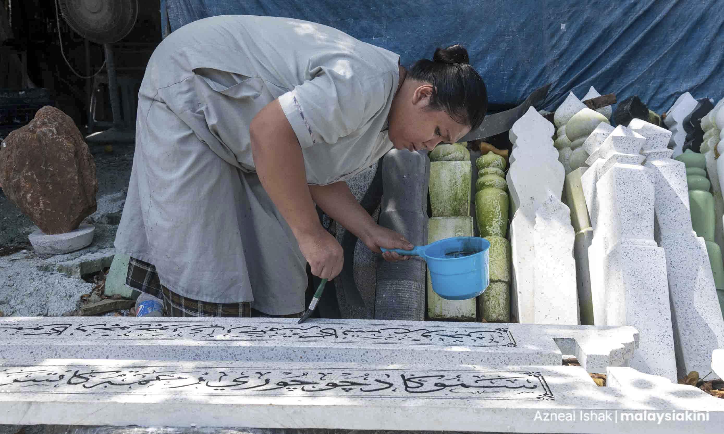 PHOTO ESSAY | Former crossdresser finds new life selling tombstones