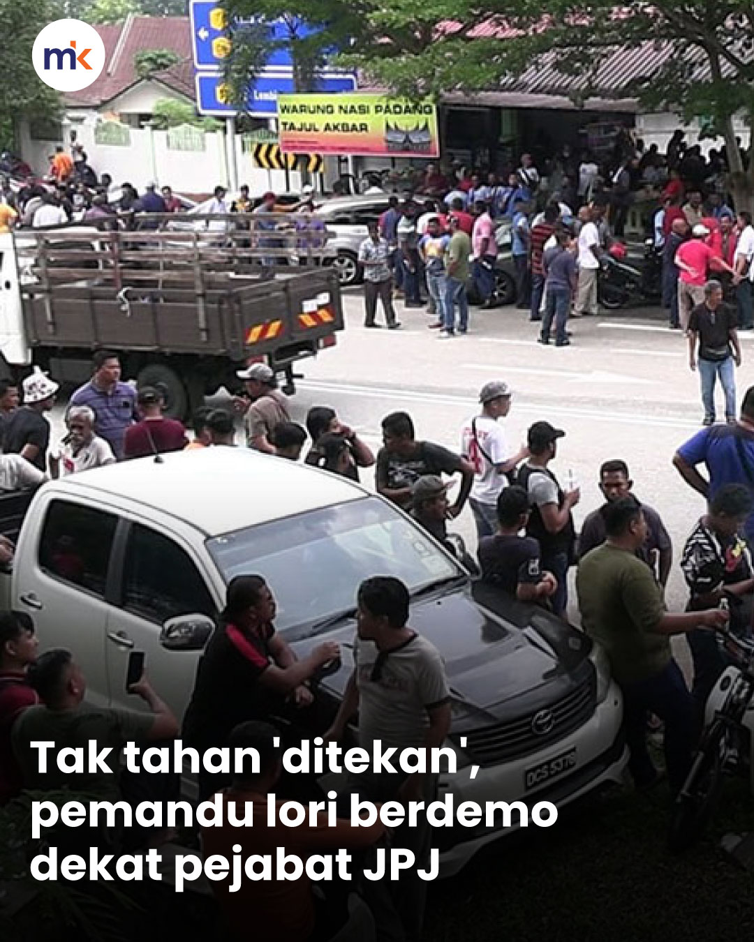 Tak tahan 'ditekan', pemandu lori berdemo dekat pejabat JPJ