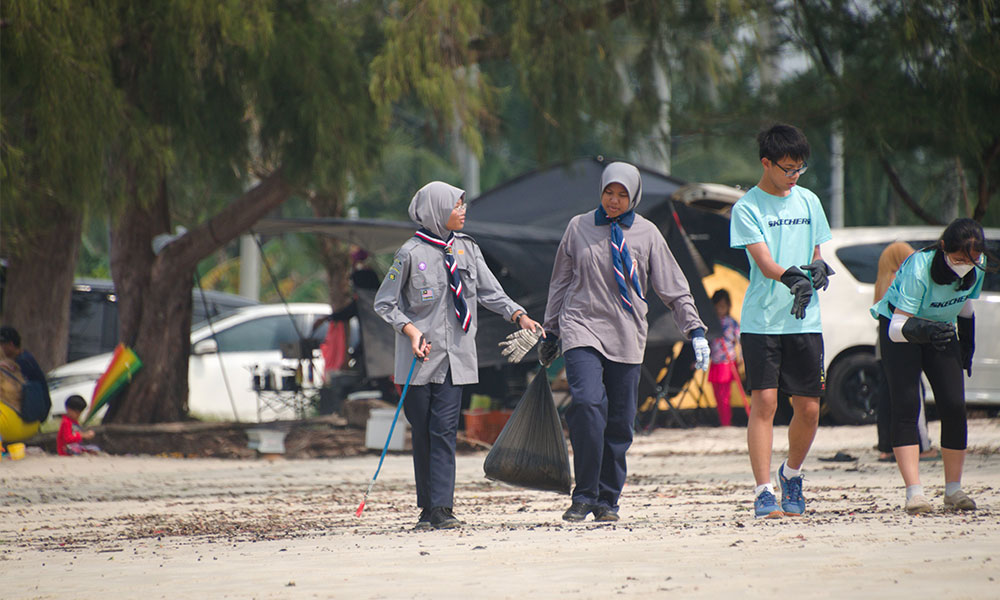 Pengakap bersihkan pantai Morib