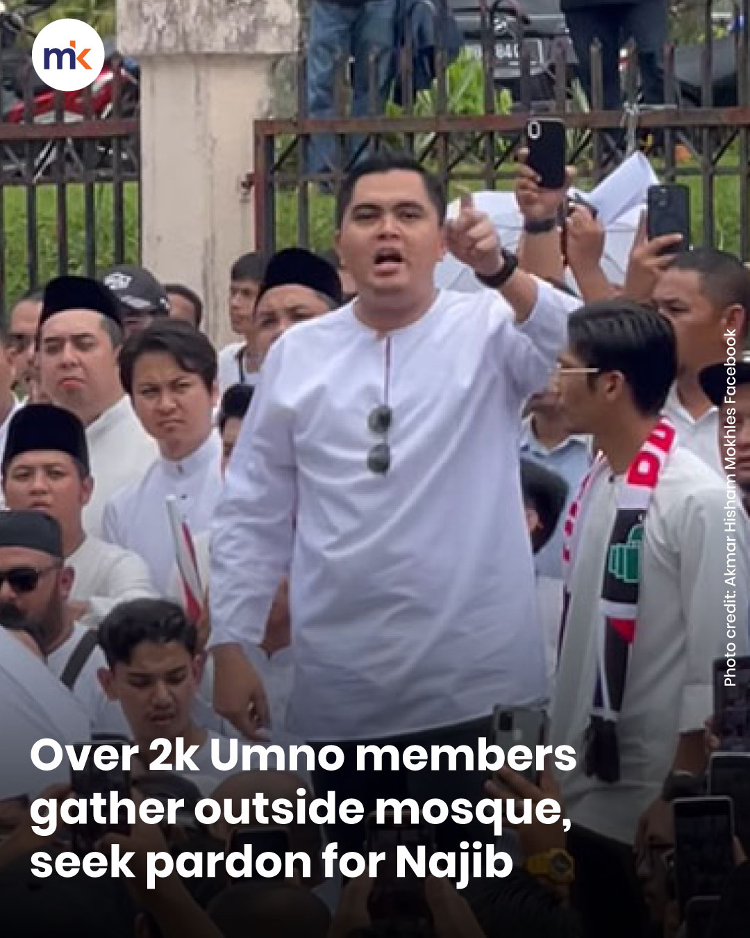 Over 2k Umno members gather outside mosque, seek pardon for Najib