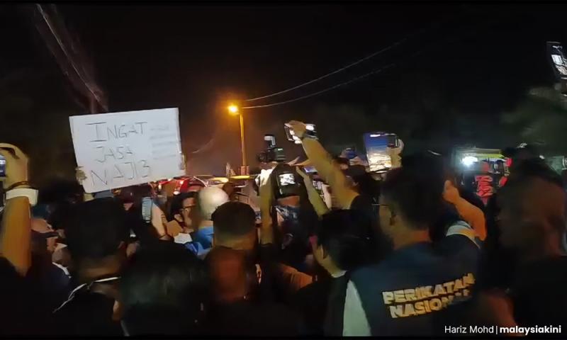 疑不满马哈迪演讲批评，纳吉支持者场外抗议掀骚动
