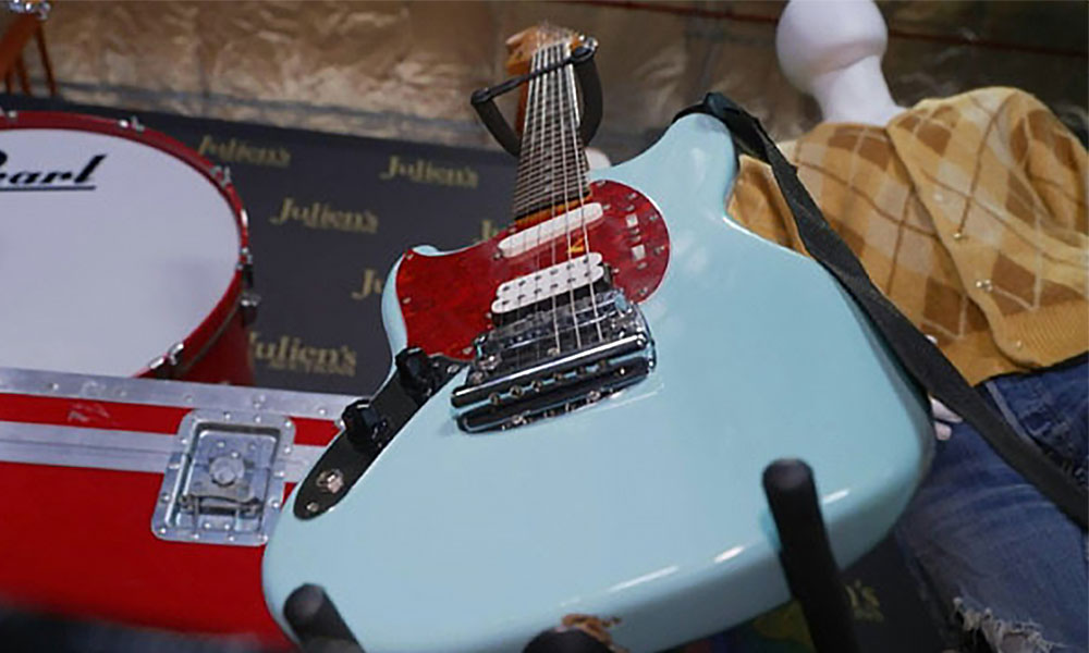 Gitar Kurt Cobain dilelong lebih AS$1.5 juta