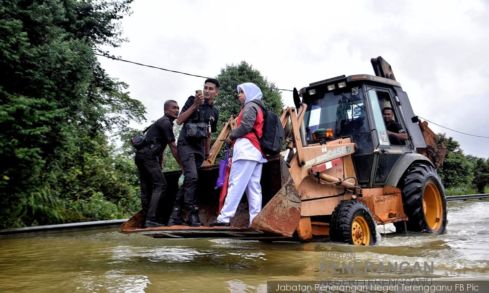 Sukarelawan Ajil guna 'backhoe' bantu petugas hospital, pesakit redah banjir