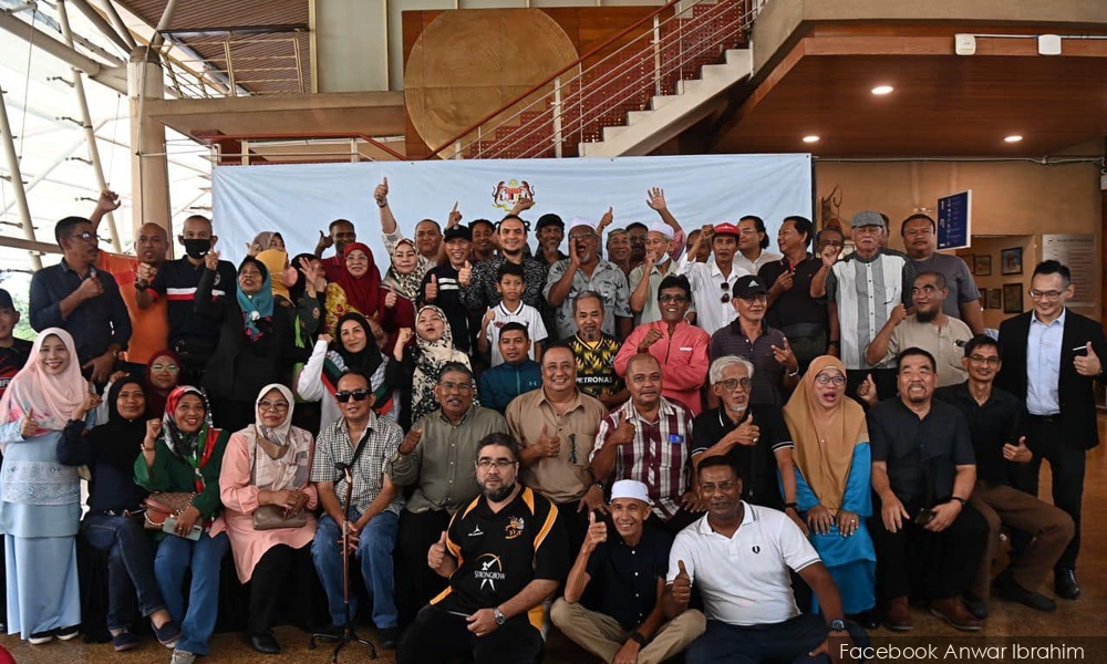 Anwar channels donations to 150 'original reformasi supporters'