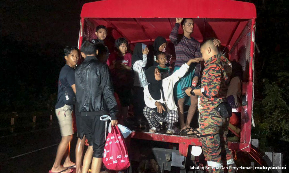 Two relief centres flooded, 447 victims evacuated