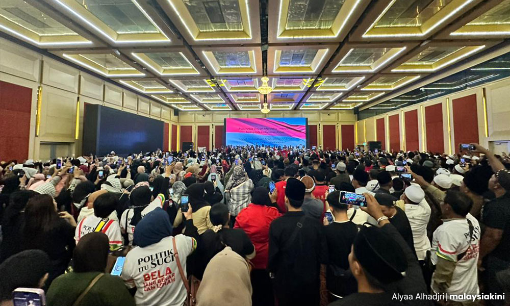 Supporters flood Indonesian presidential candidates' final campaign