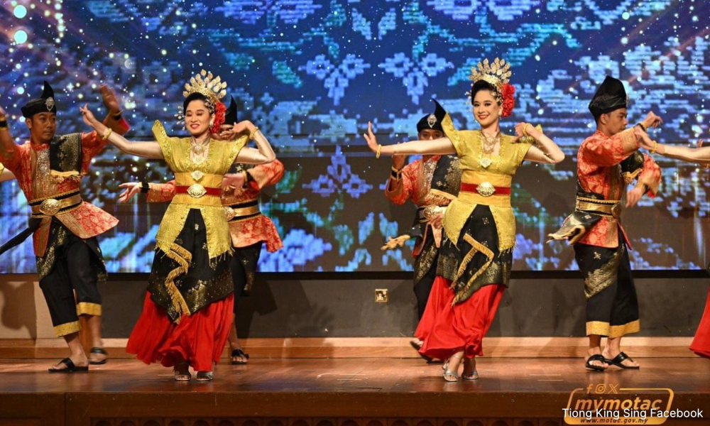 Motac agih set busana tradisional etnik ke pejabat kedutaan