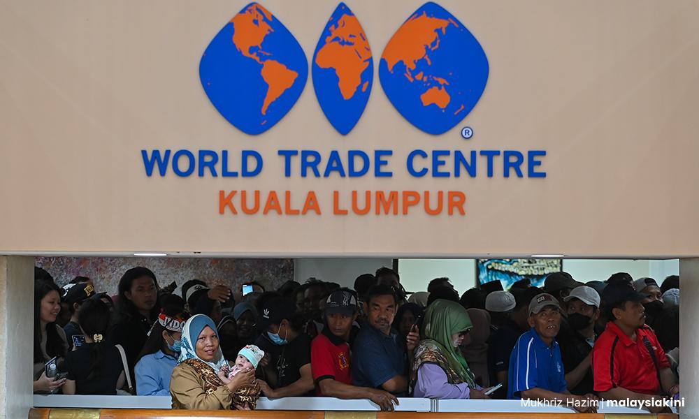Thousands of Indonesians show up to vote in early polls