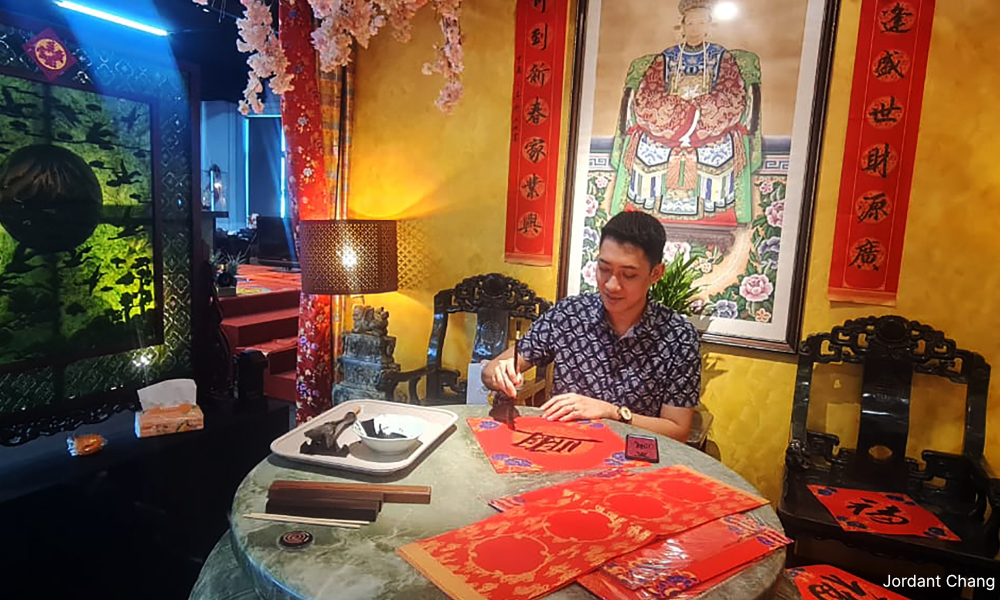 Artist overcomes parental resistance to master calligraphy
