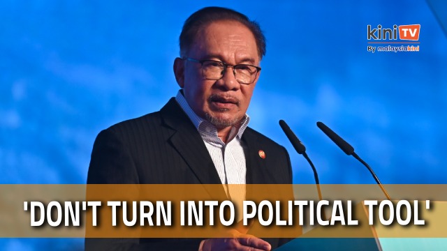 PM: Don't turn ringgit decline into political punching bag