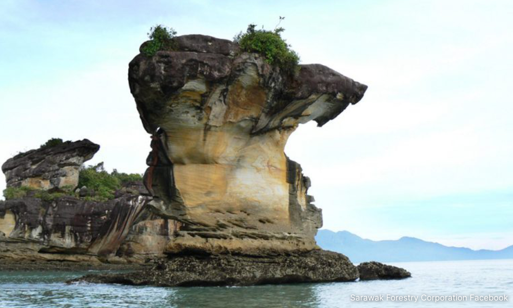 Batu tedung Bako runtuh, mungkin dilanda ombak