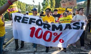 Around 100 Bersih protesters hand over memorandum to MPs