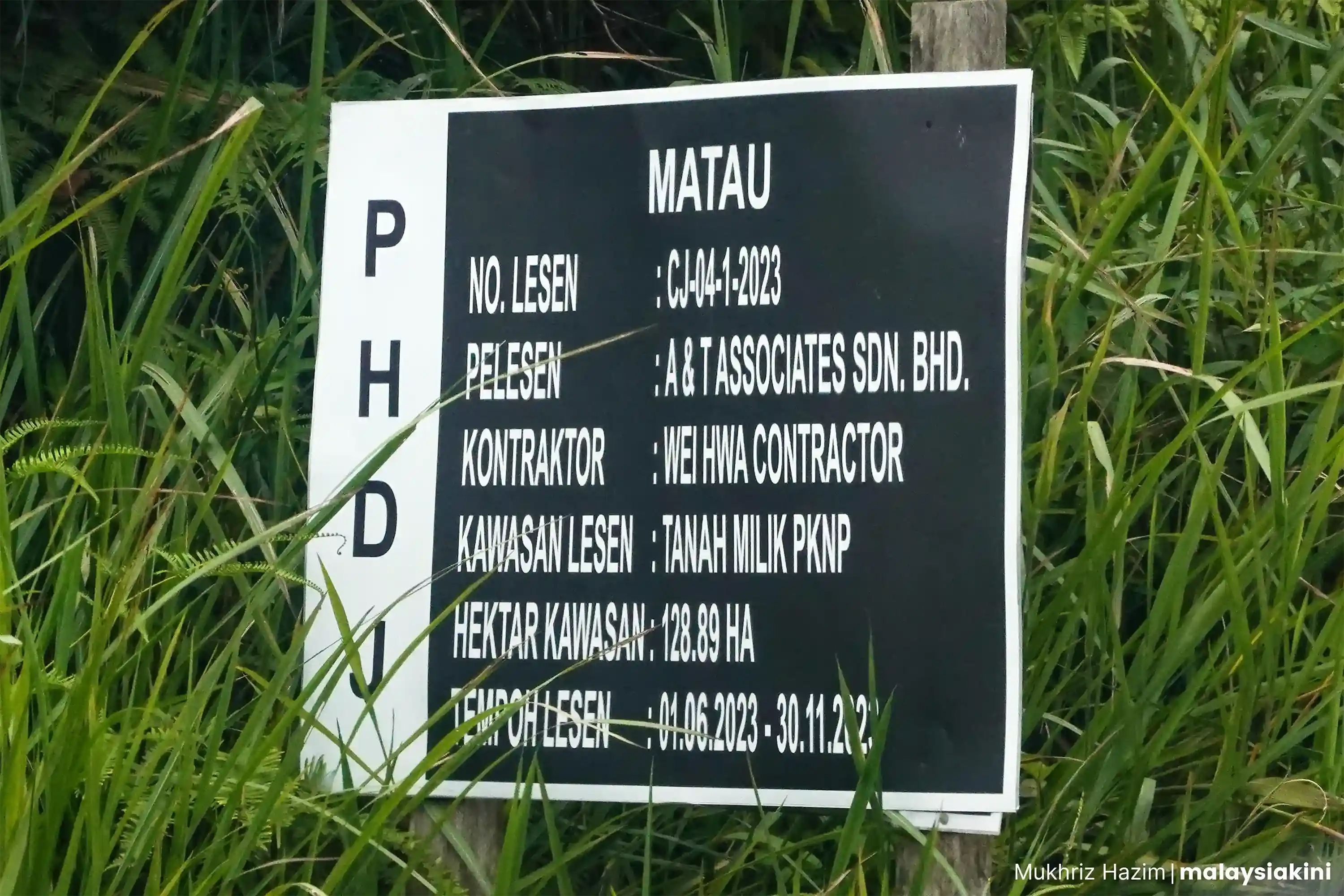 Plat lesen balak di tapak menamakan PKNP sebagai pemilik tanah.