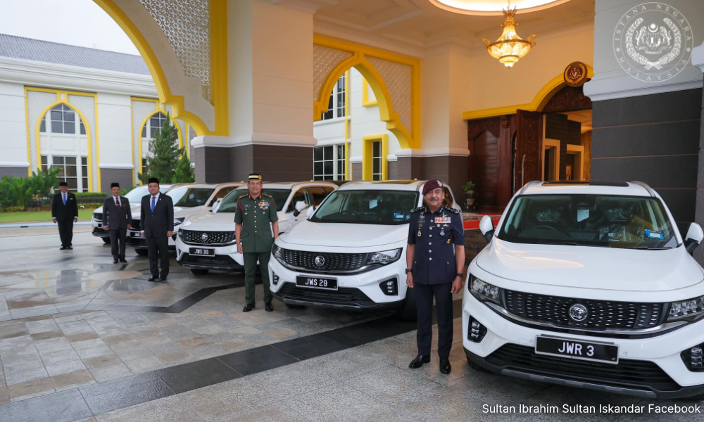 Agong kurniakan Proton X90 pada ketua polis