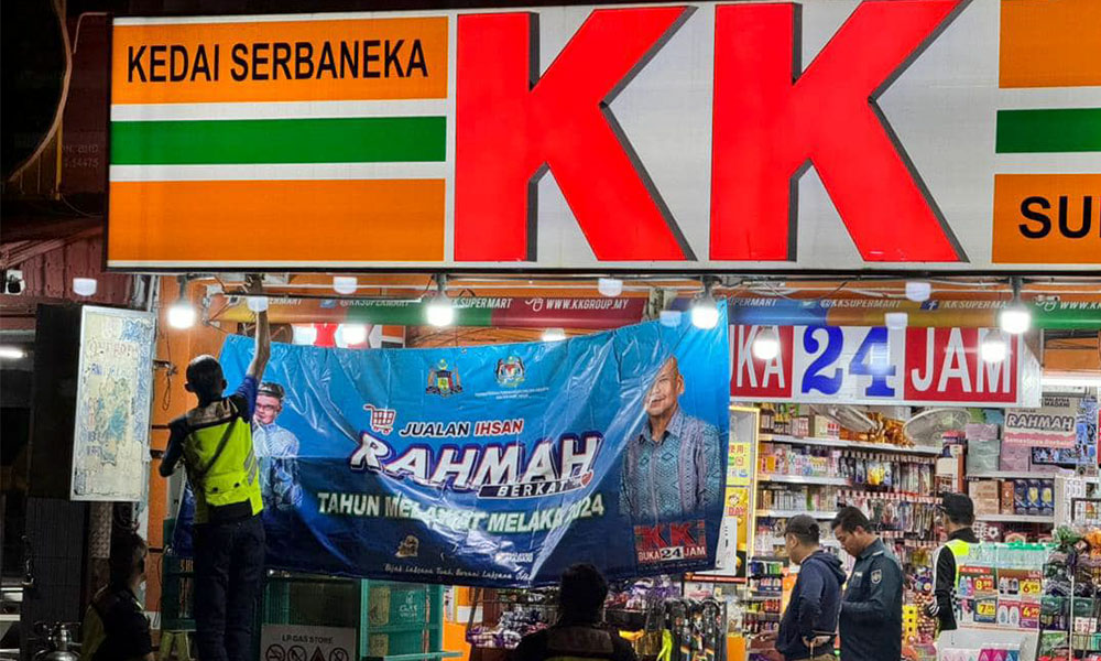 PBT turunkan kain rentang jualan rahmah KK Mart