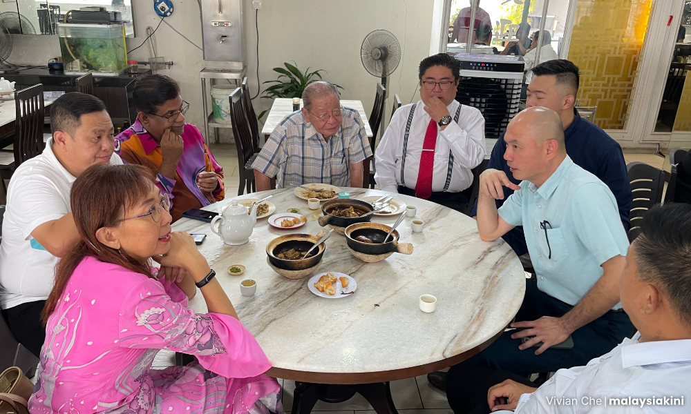 Pemimpin DAP turun promosi sambil pekena bak kut teh di Klang