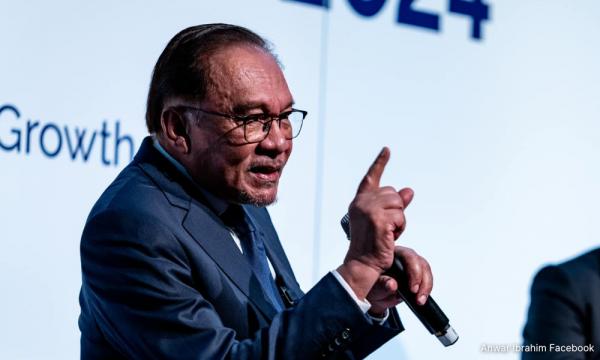 Top Story Anwar enters UEC debate with 'this is Malaysia' reminder UPDATED 6.50PM | 'Malay language must be elevated... mastered by all Malaysians,' says the PM. 1h ago ⋅ 144