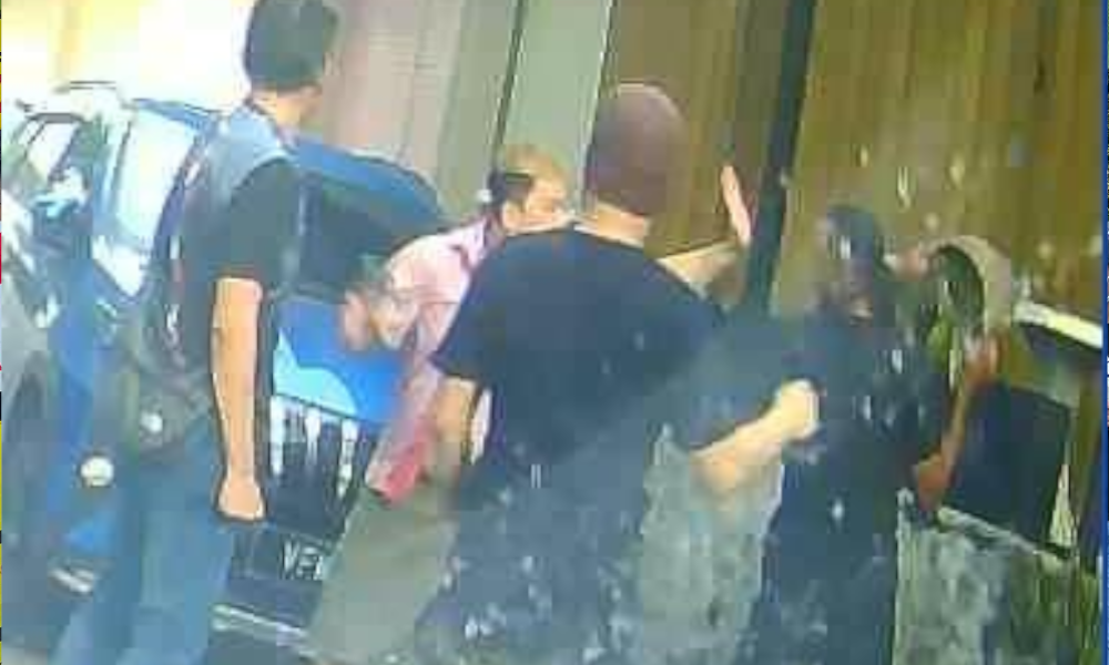 打手势被误会为比中指,电召车司机遭“路人”围攻