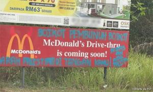 双溪大年麦当劳广告板遭人涂鸦，写“杯葛凶手”号召