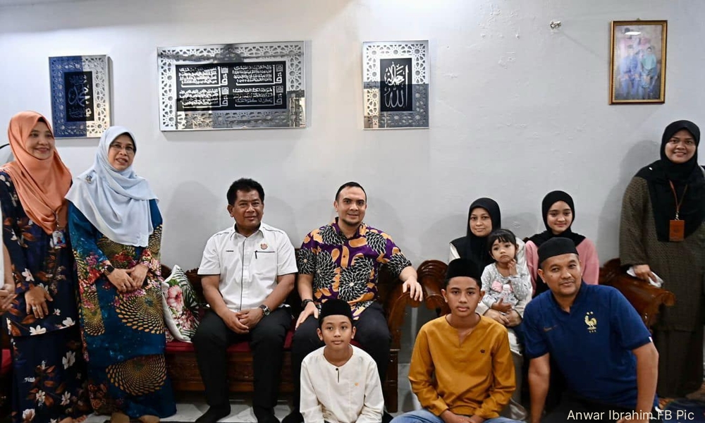 Anwar sampaikan sumbangan pada keluarga mangsa pokok tumbang