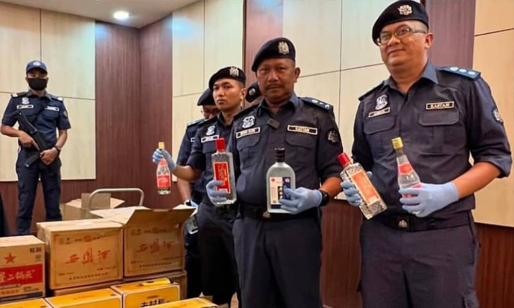 Kontena jual arak, rokok seludup kena serbu