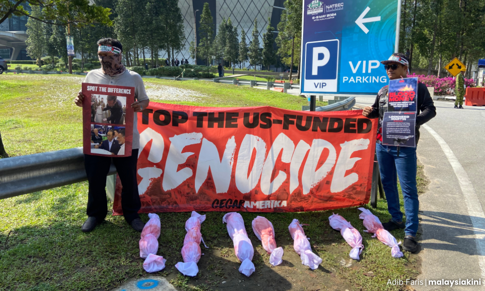 Aktivis pro-Palestin usung ‘mayat’ berlumuran darah ke pameran senjata