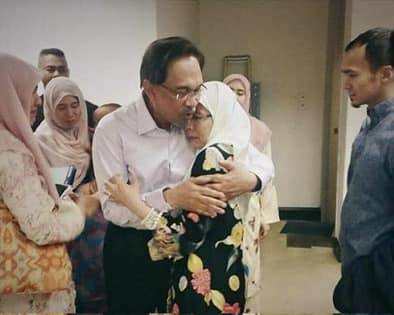 Dua gambar Anwar sempena Hari Ibu timbulkan tanda tanya