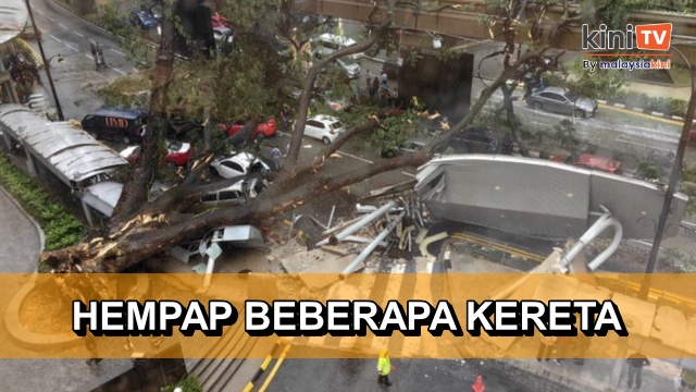 Pokok tumbang hempap kereta di Jalan Sultan Ismail